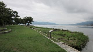 諏訪湖北西部にある釜口水門は天竜川の起点、周辺は公園として整備されています
