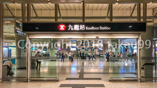 最近開業した高速鉄道の香港西九龍駅とは少し歩きますがつながっていています。