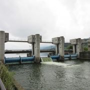 諏訪湖唯一の流出河川の水門　諏訪湖の水位を司ります