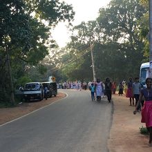 この辺りの遺跡巡りをする人たち