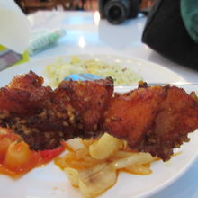 ワニの串刺し。肉は固く筋肉質。固くなった唐揚げ