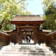社殿は、吉川興経を祀る治功大明神として1728年 (享保13年) に造営された