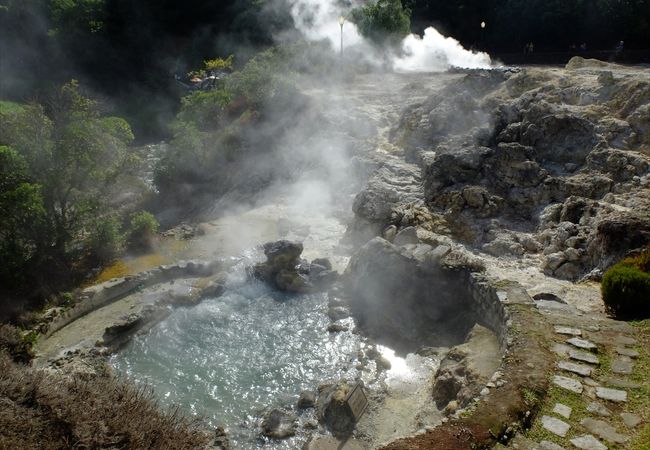 温泉や蒸気が勢いよく噴き出すフルナスの谷