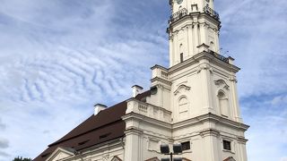 白亜で高い塔が目印