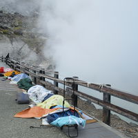 屋外で岩盤浴をする湯治客