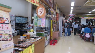 買物と食事が楽しめる市場