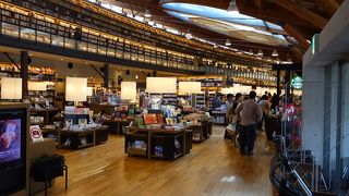 武雄市図書館　市民の集いの場でもあり観光地でもある