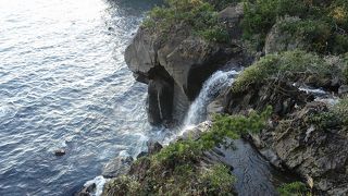 海に流れ落ちる滝