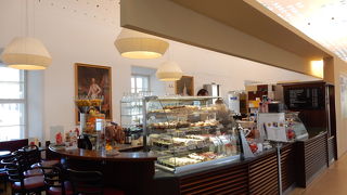 シェーンブルン宮殿入口のカフェ