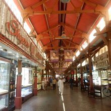 屋根のある通路の両側に宝飾品のお店が並ぶ