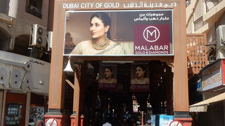 とってもキラキラしてます。きれいなスークで客引きもなく歩きやすいです