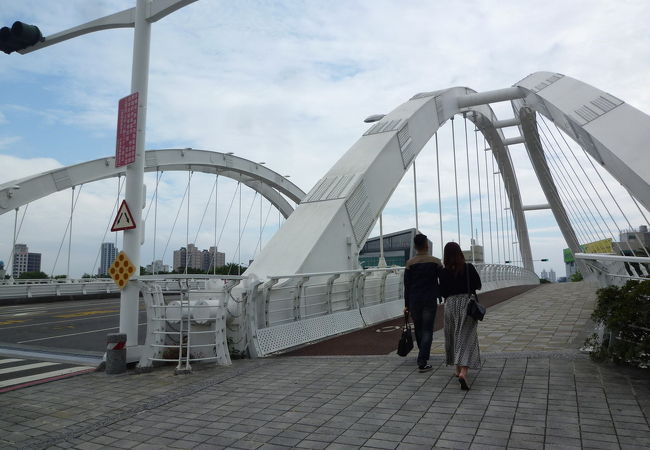 台鉄美術館駅から愛河を渡る、最も近い所にある白いアーム状の目立つ橋です