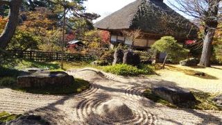 美しい庭園と自然の御寺