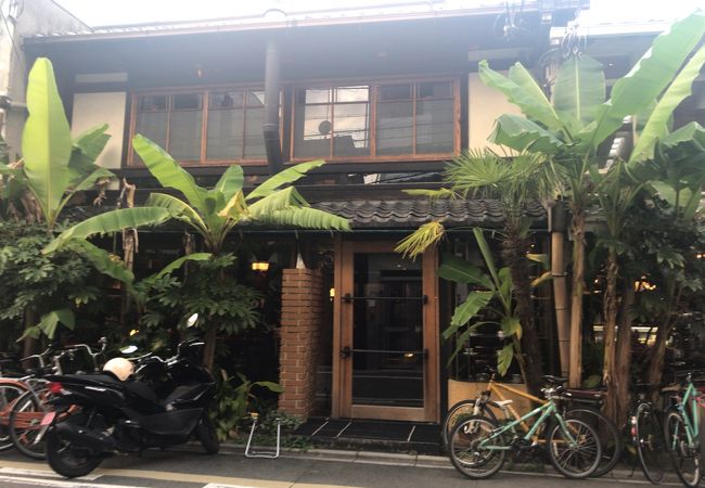 バナナの木が生えた古民家カフェ