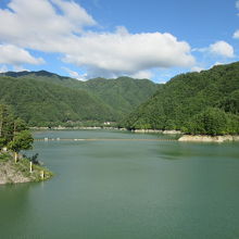 「小渋ダム」によって形成された「小渋湖」