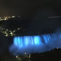 窓から見たライトアップされた滝