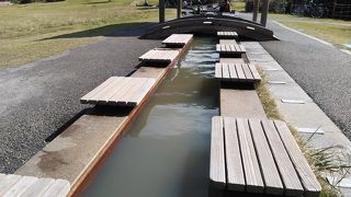 桜島を利用眺めながら足湯が出来ます。