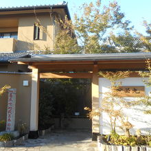 門前に蕎麦食地蔵尊奉安所とある。