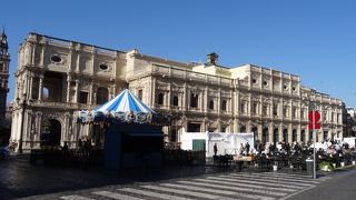 裏面はゴシック様式のような装飾です。