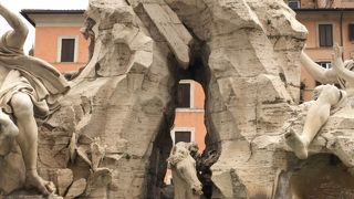 ナヴォーナ広場の真ん中