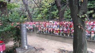 風車を持ったカラフルな地蔵さんがたくさん