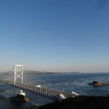 橋を左上から見る感じです。