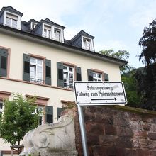 標識 ：シュランゲン小道方向へ