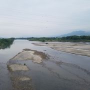 悠々と流れる日本一長い川