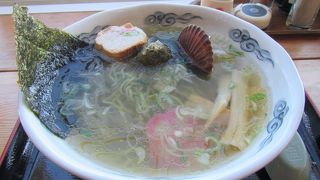 ホッケ、キンキ、サケ、カレイ、黒ハモの定食のほか、その日とれた飛び入りメニューも