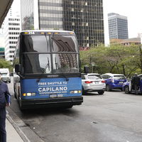 キャピラノ渓谷行きのバスも横付け