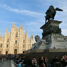 ヴィットーリオ・エマヌエーレ２世の銅像と一緒に