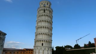 ほとんどみんな同じポーズで写真を撮っています。