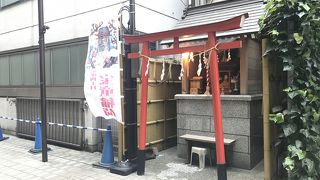 ビルに囲まれた神社
