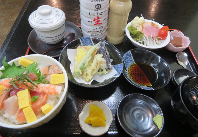 ランチはドリンクバー付です