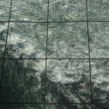 ガラスの下に渦が見えます。