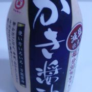 たくさんの醤油や醤油のお菓子が並びます。