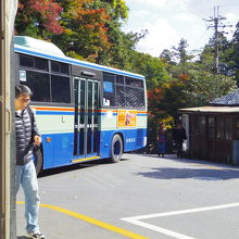 ケーブル坂本駅に到着した江若バス