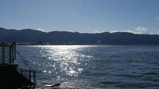 広く穏やかな湖