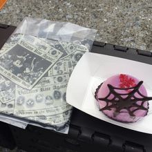 紫イモのムースケーキ スーベニアプレート付き 780円