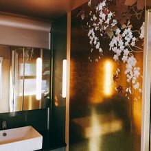 車内の洗面所もキンキラキン