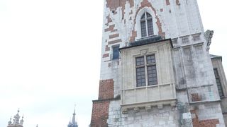 中央広場にある目立つ塔