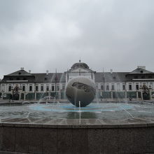 官邸と前の噴水