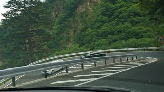 蛇行が続く観光道路