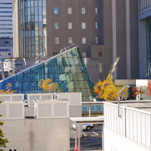 駅前広場を囲む建物の一つです