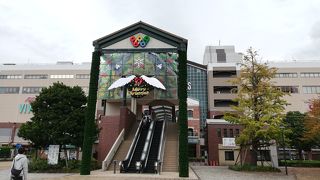 ワールドポーターズ　若者向けの洋服や靴　ゲーセンあり