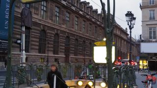 アールデコの入り口がよいです。