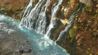 青い池につながる川