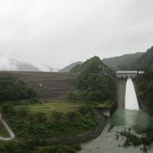 1961年（昭和36年）竣工のロックフィルダム