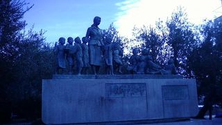 像の先生のモデルは映画の女優さんです。