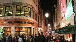 レストランがひしめく界隈